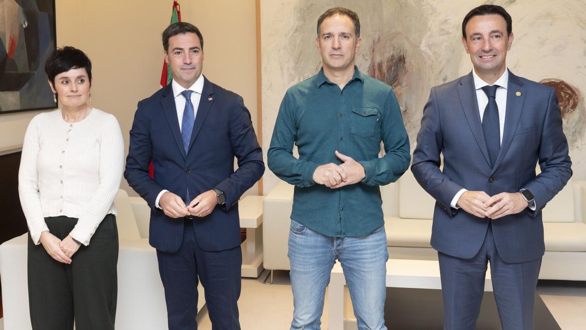 El lehendakari Pradales y Mikel Torres, junto a la coordinadora general de LAB, Garbiñe Aranburu, y el secretario general de ELA, Mitxel Lakuntza