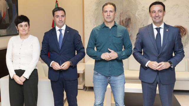 El lehendakari Pradales y Mikel Torres, junto a la coordinadora general de LAB, Garbiñe Aranburu, y el secretario general de ELA, Mitxel Lakuntza
