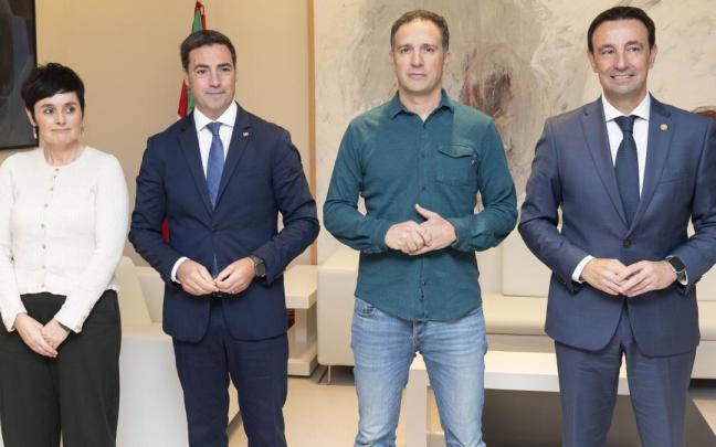 El lehendakari Pradales y Mikel Torres, junto a la coordinadora general de LAB, Garbiñe Aranburu, y el secretario general de ELA, Mitxel Lakuntza