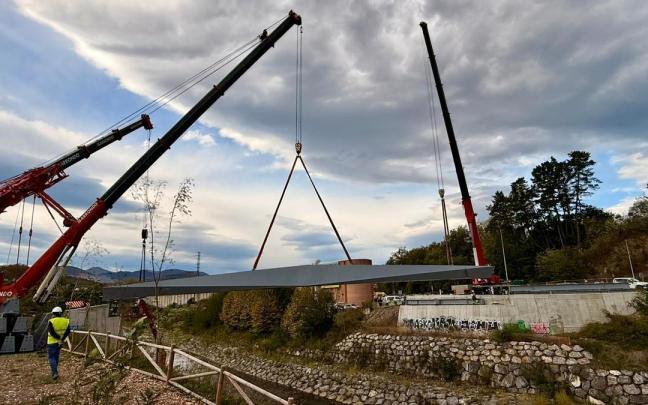 ya ha comenzado el montaje del puente que unirá la calle Txomin Egileor de Galdakao con la N-634