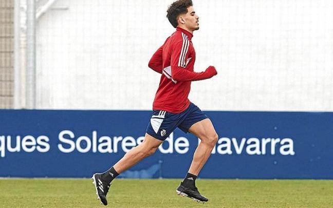 Abde Ezzalzouli, corriendo en el entrenamiento en Tajonar.