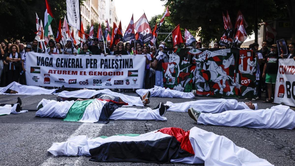 Varias personas durante una manifestación a favor de Palestina, a 15 de octubre de 2025, en Valencia.