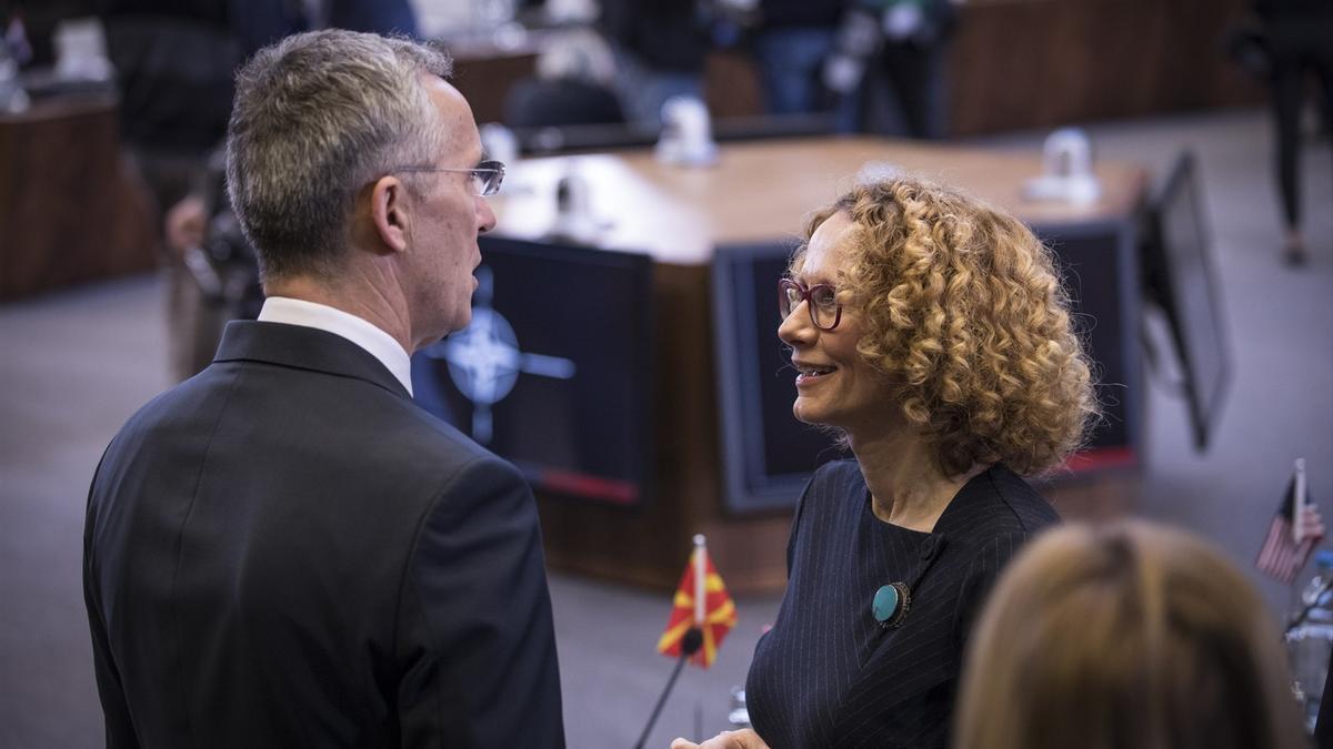 El exsecretario de la OTAN Jens Stoltenberg (I) y Radmila Shekerinska-Jankovska, ministra de Defensa de Macedonia del Norte.