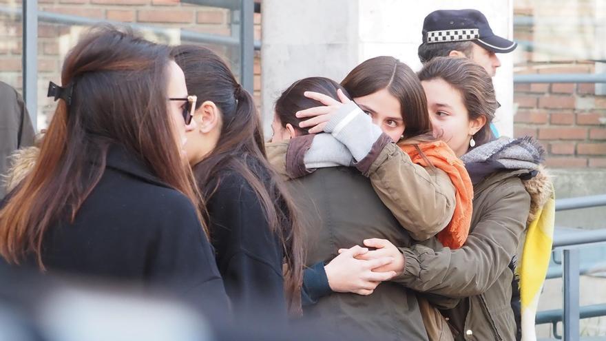 Familiares y conocidos de la madre e hija asesinadas en Valladolid.