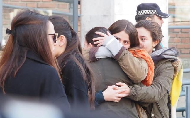 Familiares y conocidos de la madre e hija asesinadas en Valladolid.