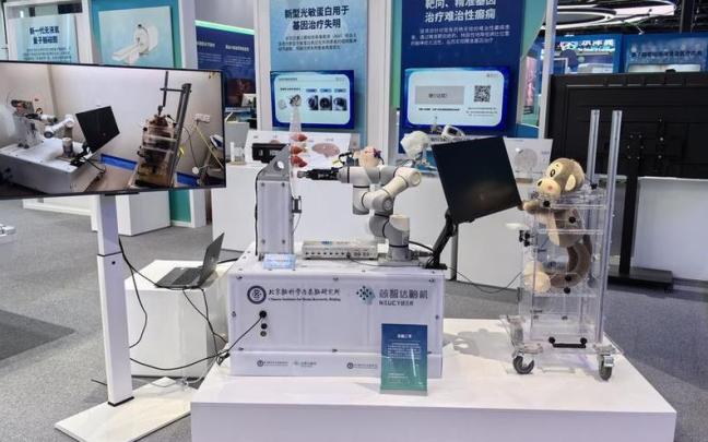 Un nuevo implante cerebral presentado en China ha permitido que un mono controle un brazo robótico "solo con sus pensamientos" y logre agarrar fruta con él. / X Un nuevo implante cerebral presentado en China ha permitido que un mono controle un brazo robótico "solo con sus pensamientos" y logre agarrar fruta con él.