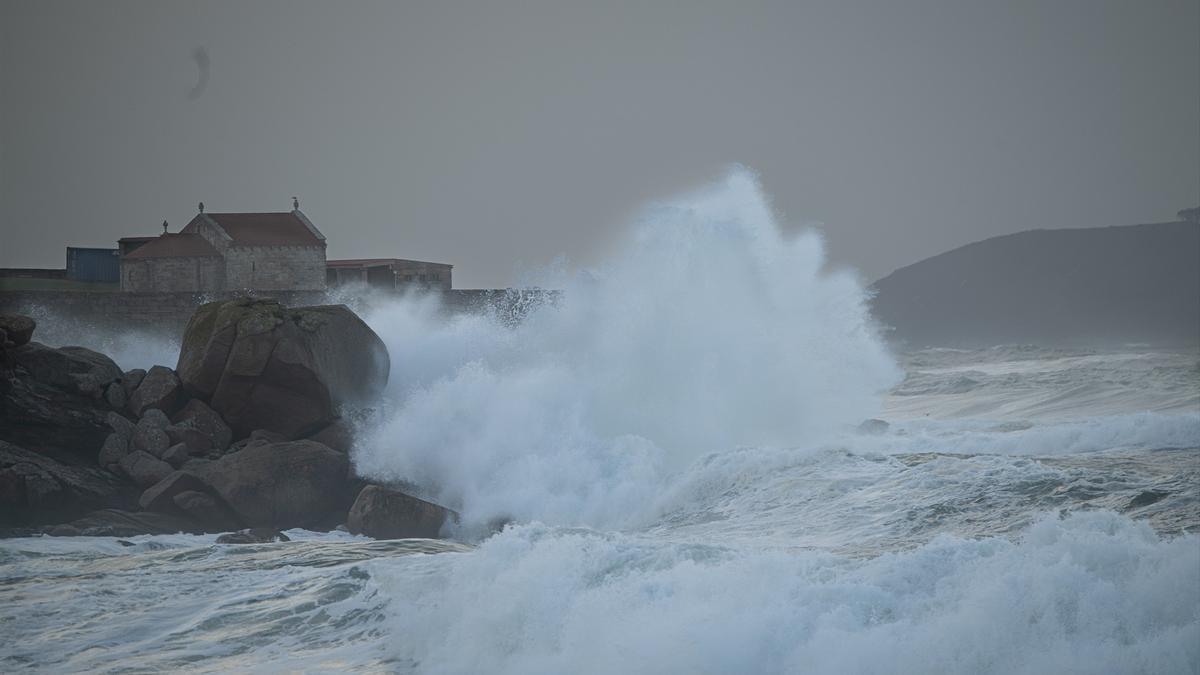 La borrasca Domingos generó grandes olas en el Cantábrico.