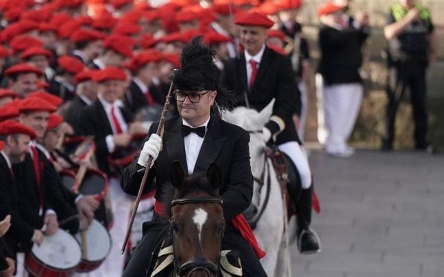Asier Etxepare, hasta ahora general del Alarde tradicional de Irun, y Rubén Fraile, comandante que también ha renunciado a su cargo, el pasado 30 de junio en San Juan / Rubén Plaza
