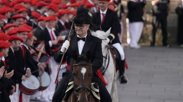 Asier Etxepare, hasta ahora general del Alarde tradicional de Irun, y Rubén Fraile, comandante que también ha renunciado a su cargo, el pasado 30 de junio en San Juan.