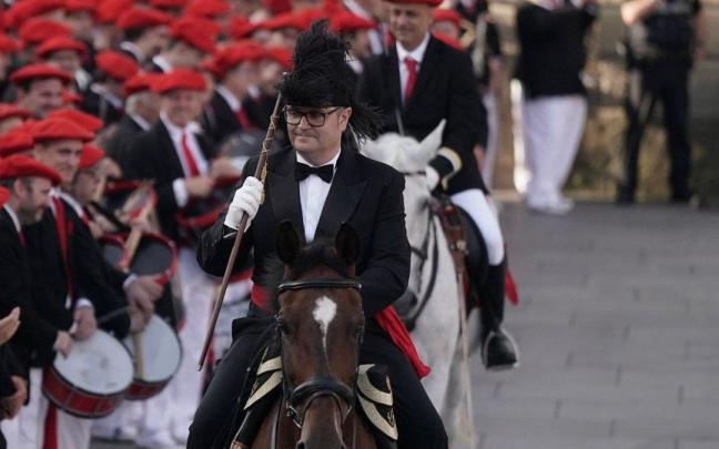 Asier Etxepare, hasta ahora general del Alarde tradicional de Irun, y Rubén Fraile, comandante que también ha renunciado a su cargo, el pasado 30 de junio en San Juan.