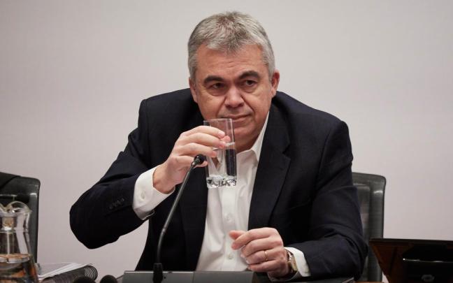 El exsecretario de organización del PSOE Santos Cerdán comparece en la Comisión de Investigación sobre adjudicaciones públicas del Parlamento de Navarra.