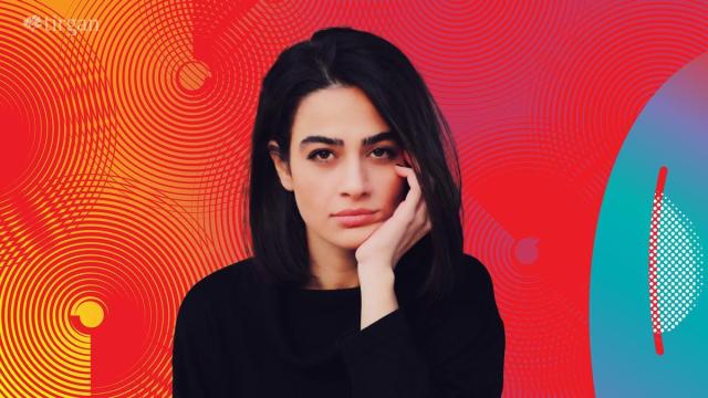 Durante la actuación, la artista interpretó versos de Saadi, uno de los poetas clásicos más reconocidos de la literatura persa.