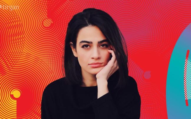 Durante la actuación, la artista interpretó versos de Saadi, uno de los poetas clásicos más reconocidos de la literatura persa.