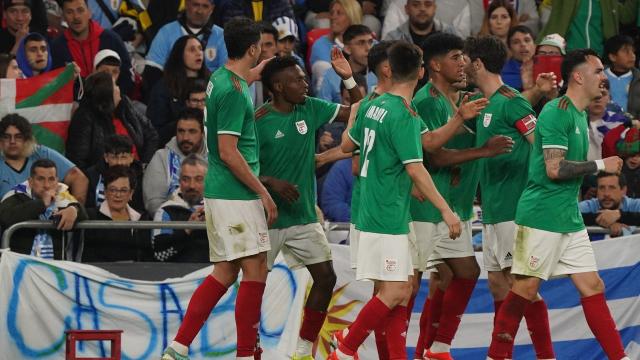 Jugadores de la Euskal Selekzioa celebran el último gol anotado por la tricolor, obra de Djaló ante la Uruguay de Bielsa. / BORJA GUERRERO