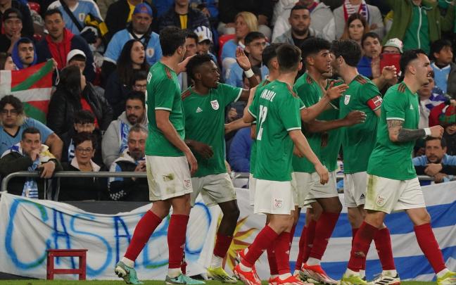 Jugadores de la Euskal Selekzioa celebran el último gol anotado por la tricolor, obra de Djaló ante la Uruguay de Bielsa. / BORJA GUERRERO