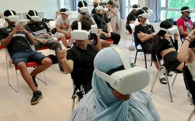 Estudiantes del Centro Formativo de Otxarkoaga en un taller de sensibilización sobre la experiencia migratoria.