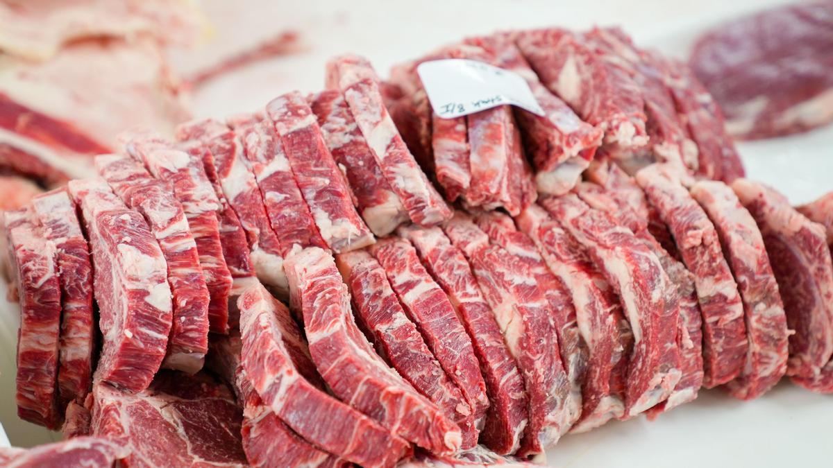 “No es solo un tema de alérgenos o incluso de que te dé asco", señala. "La carne cruda puede tener bacterias de forma natural y estás haciendo lo que llamamos contaminación cruzada".