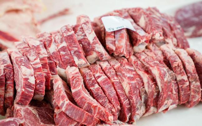 “No es solo un tema de alérgenos o incluso de que te dé asco", señala. "La carne cruda puede tener bacterias de forma natural y estás haciendo lo que llamamos contaminación cruzada".
