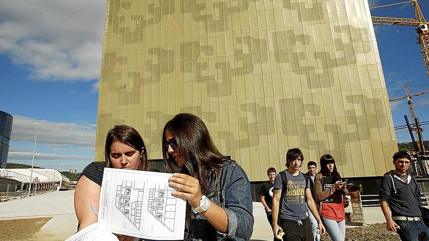 Unas estudiantes revisan unos planos frente a la Escuela de Ingeniería de la Universidad del País Vasco.