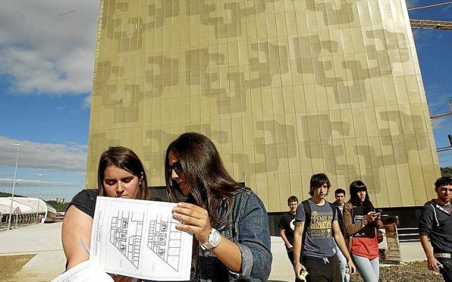 Unas estudiantes revisan unos planos frente a la Escuela de Ingeniería de la Universidad del País Vasco.