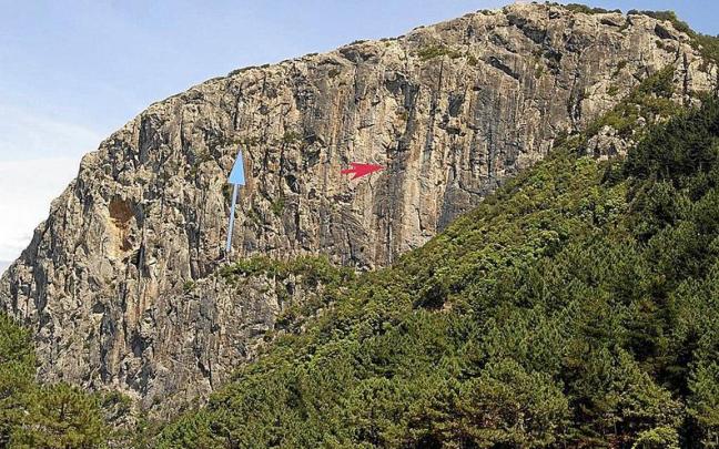 Los escaladores fueron avistados por técnicos que dieron la voz de alarma. Los escaladores fueron avistados por técnicos que dieron la voz de alarma.