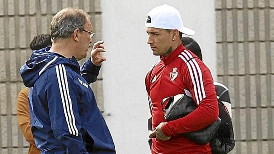 Charla entre el médico de Osasuna, Andrés Fernández, y el Chimy Ávila ayer en Tajonar.