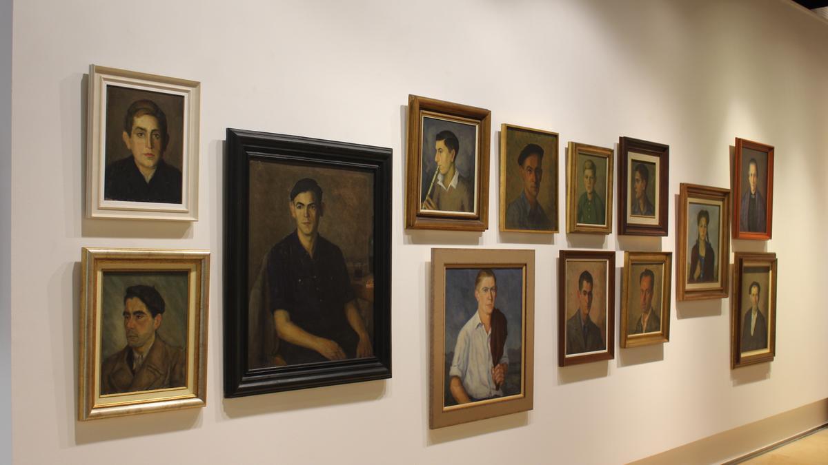 Retratos que cuelgan en las paredes de la sala Aroztegi; un género que el artista bergarés dominó a la perfección.