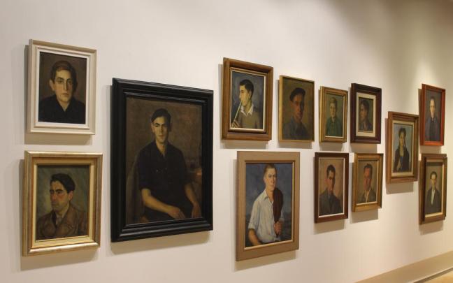 Retratos que cuelgan en las paredes de la sala Aroztegi; un género que el artista bergarés dominó a la perfección.