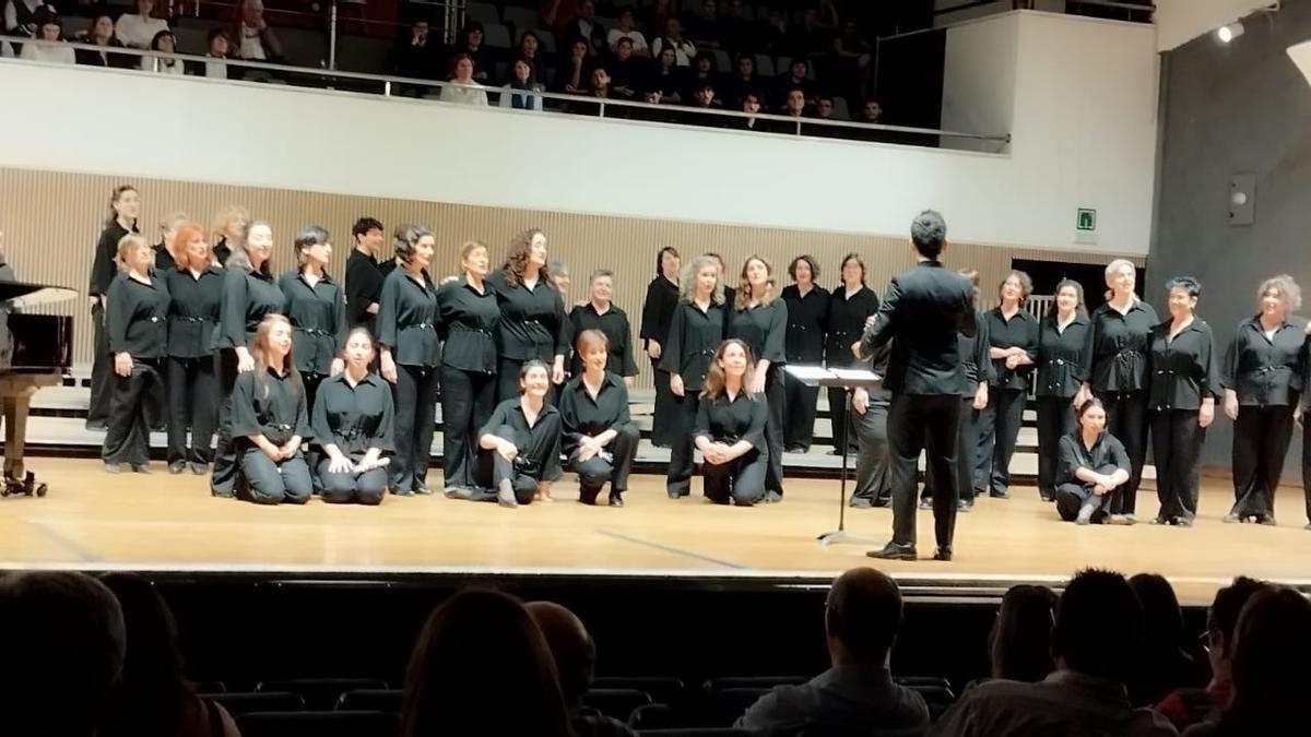 La coral oñatiarra durante su actuación.