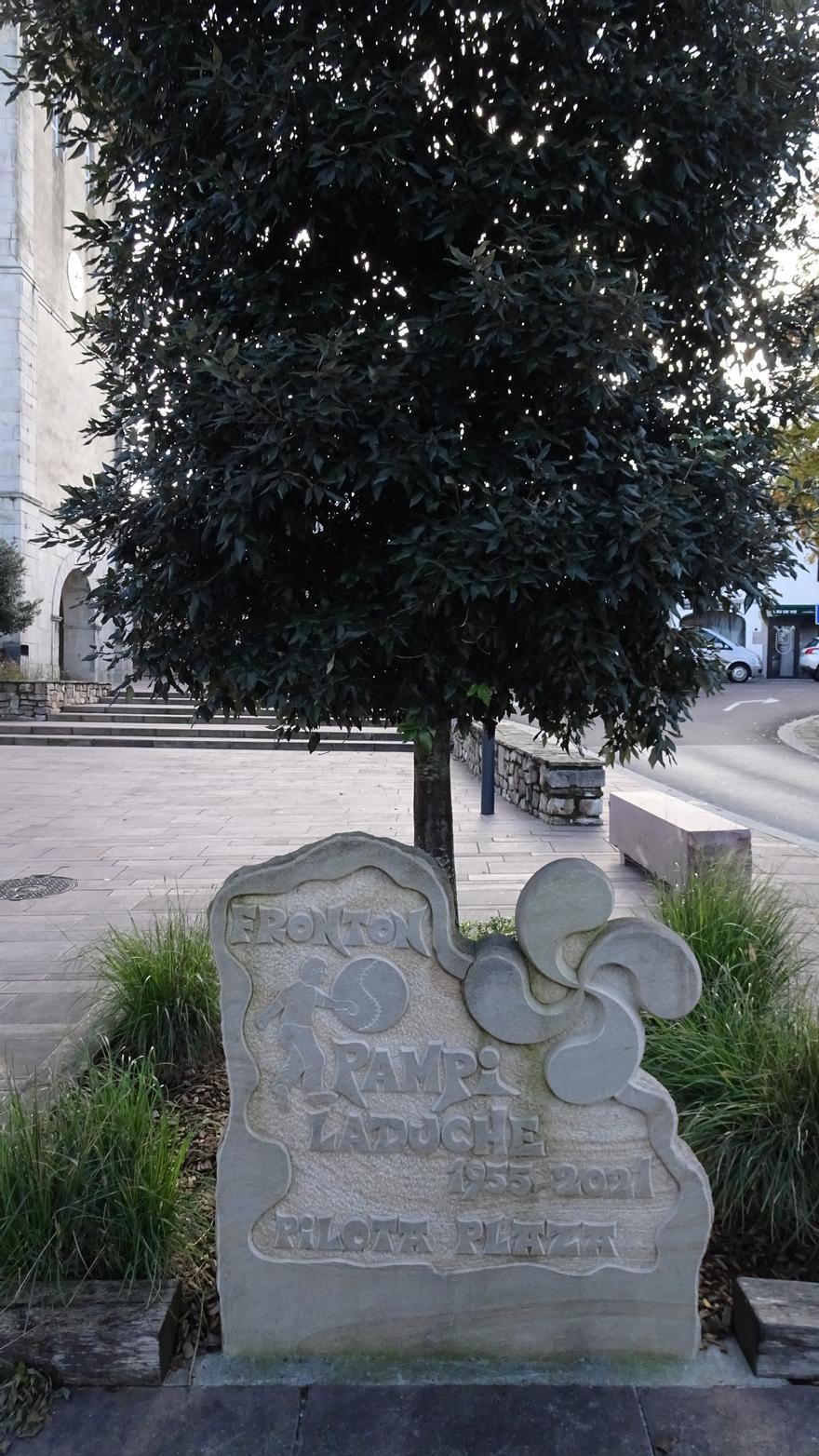 Placa de piedra en honor del pelotari azkaindarra Pampi Ladutxe.
