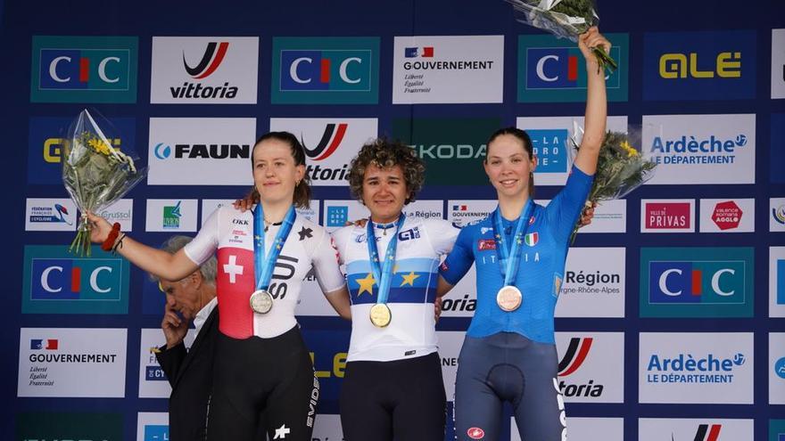 Paula Ostiz, emocionada en el podio, con el maillot de campeona de Europa.