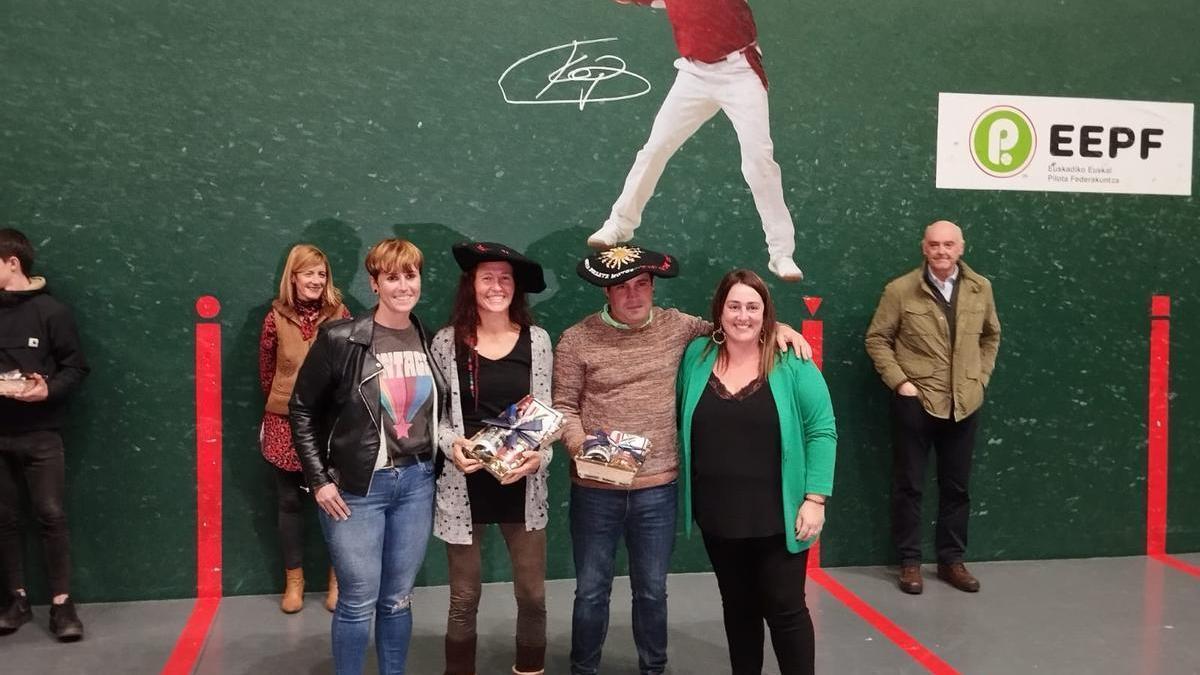 Laura Sáez y Mikel García, con las txapelas de campeones.