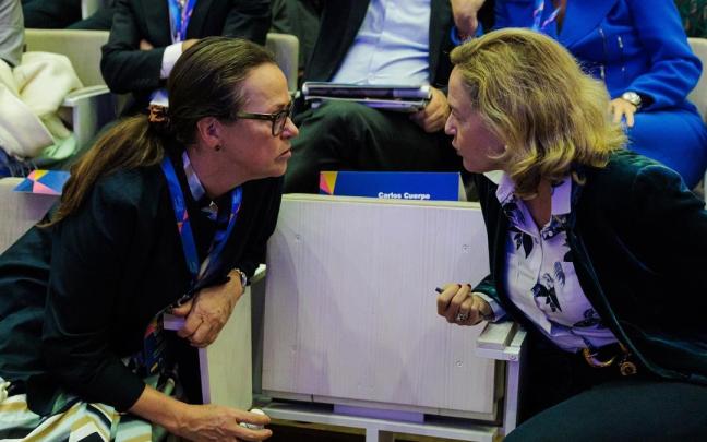 La presidenta del Banco Europeo de Inversiones, Nadia Calviño, y la directora del departamento de Impacto CLimático en el BEI, Adelaide Cracco.