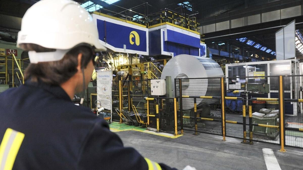 Un trabajador de Aludium, en Amorebieta, observa una bobina de aluminio.