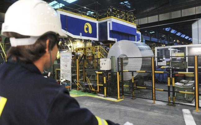 Un trabajador de Aludium, en Amorebieta, observa una bobina de aluminio.