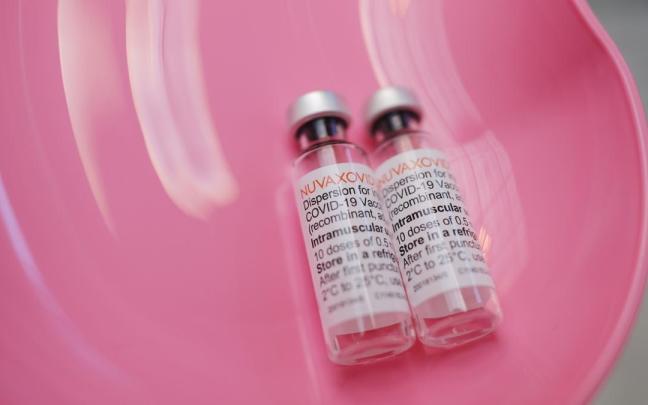 Dos viales de la vacuna de Novavax contra el coronavirus.