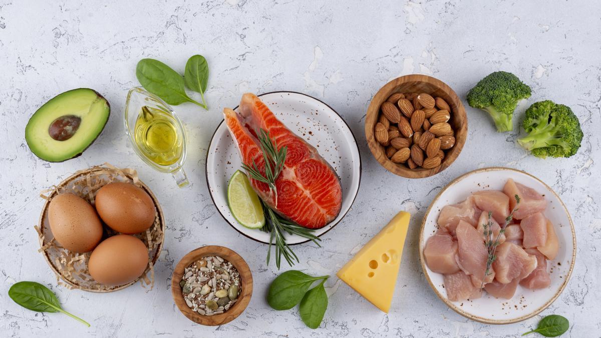 Las principales fuentes naturales de B12 son alimentos de origen animal como carne, pescado, huevos y productos lácteos.