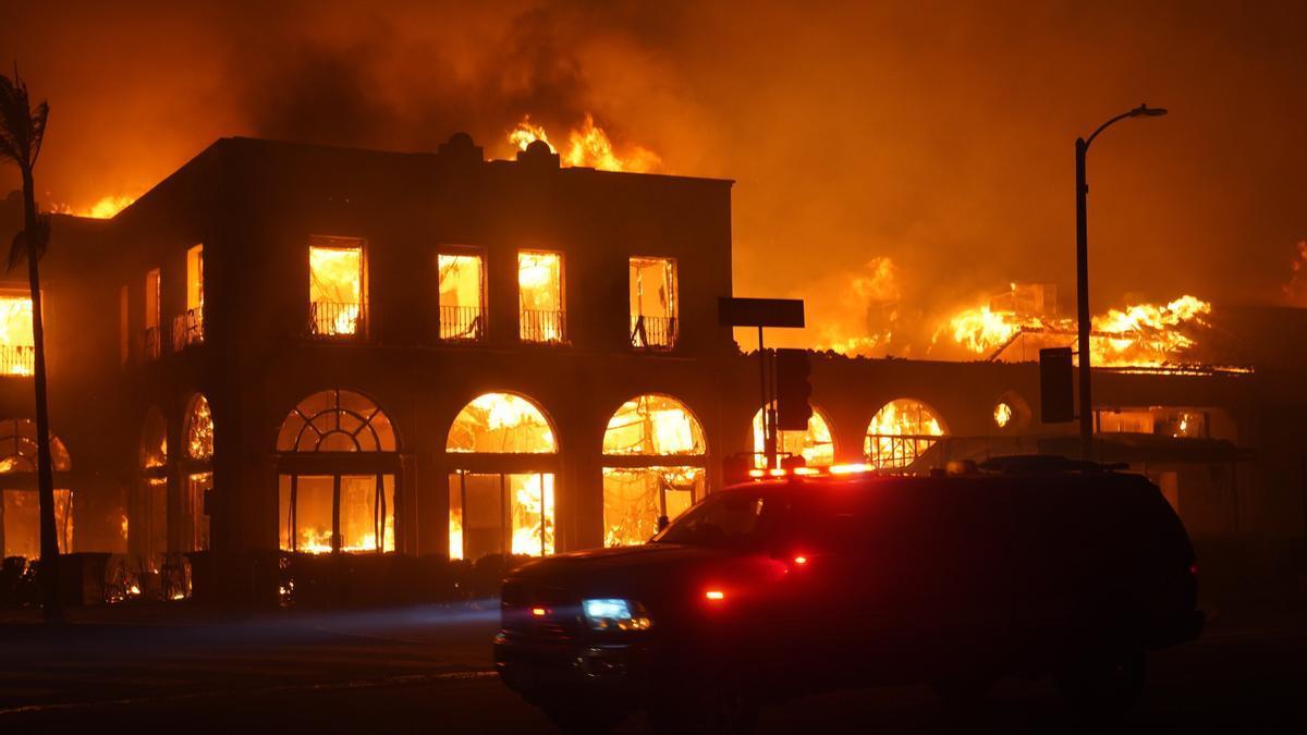 Un edificio calcinado en la lujosa zona de Pacific Palisades.