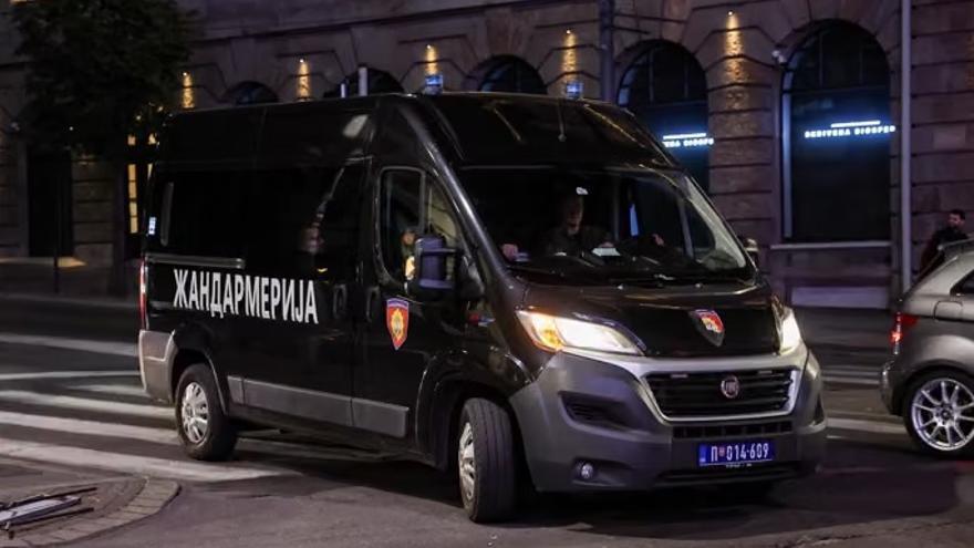 Un vehículo de la Policía de Serbia en la capital, Belgrado.