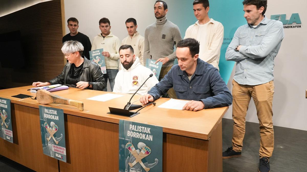 Oier Alkorta, Asier del Río, Jagoba Madariaga, Pablo Fusto, Román Maldonado, Esteban Gaubeka (arriba), Ibai Pérez e Iñaki Urrutia, en la rueda de prensa de este viernes. Iker Gordon no acudió al estar de baja.