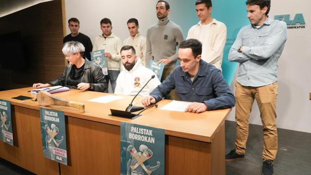 Oier Alkorta, Asier del Río, Jagoba Madariaga, Pablo Fusto, Román Maldonado, Esteban Gaubeka (arriba), Ibai Pérez e Iñaki Urrutia, en la rueda de prensa de este viernes. Iker Gordon no acudió al estar de baja. / José Mari Martínez Oier Alkorta, Asier del Río, Jagoba Madariaga, Pablo Fusto, Román Maldonado, Esteban Gaubeka (arriba), Ibai Pérez e Iñaki Urrutia, en la rueda de prensa de este viernes. Iker Gordon no acudió al estar de baja.