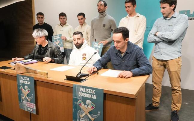 Oier Alkorta, Asier del Río, Jagoba Madariaga, Pablo Fusto, Román Maldonado, Esteban Gaubeka (arriba), Ibai Pérez e Iñaki Urrutia, en la rueda de prensa de este viernes. Iker Gordon no acudió al estar de baja.