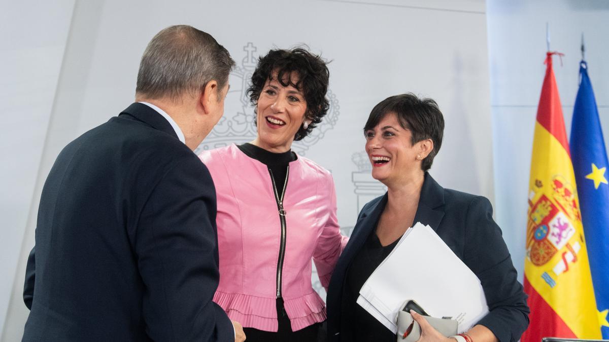 Luis Planas, Elma Saiz e Isabel Rodríguez, durante una rueda de prensa tras el Consejo de Ministros.