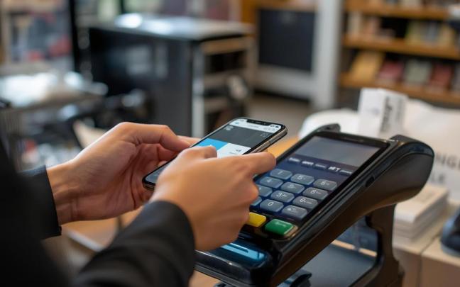 Pagar con el móvil es una práctica cada vez más habitual.
