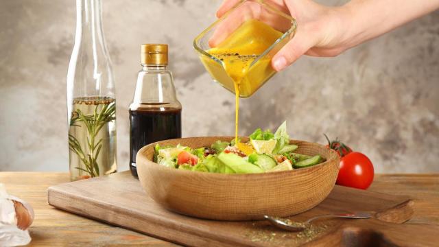 Un aderezo para ensalada con miel y mostaza.