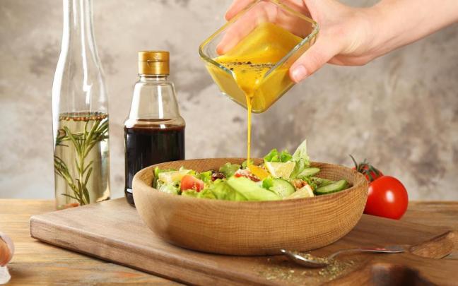 Un aderezo para ensalada con miel y mostaza.