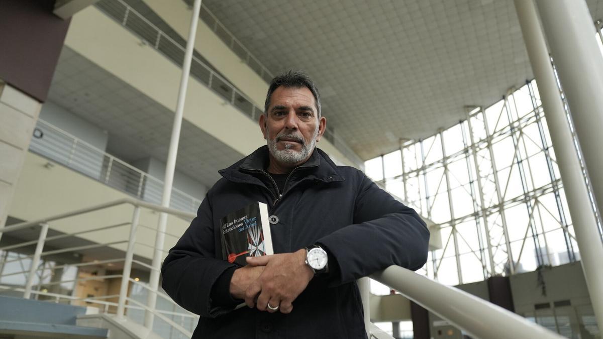 "Hemos llegado al punto en el que la indecencia se impone en lo público", afirma Víctor del Árbol.