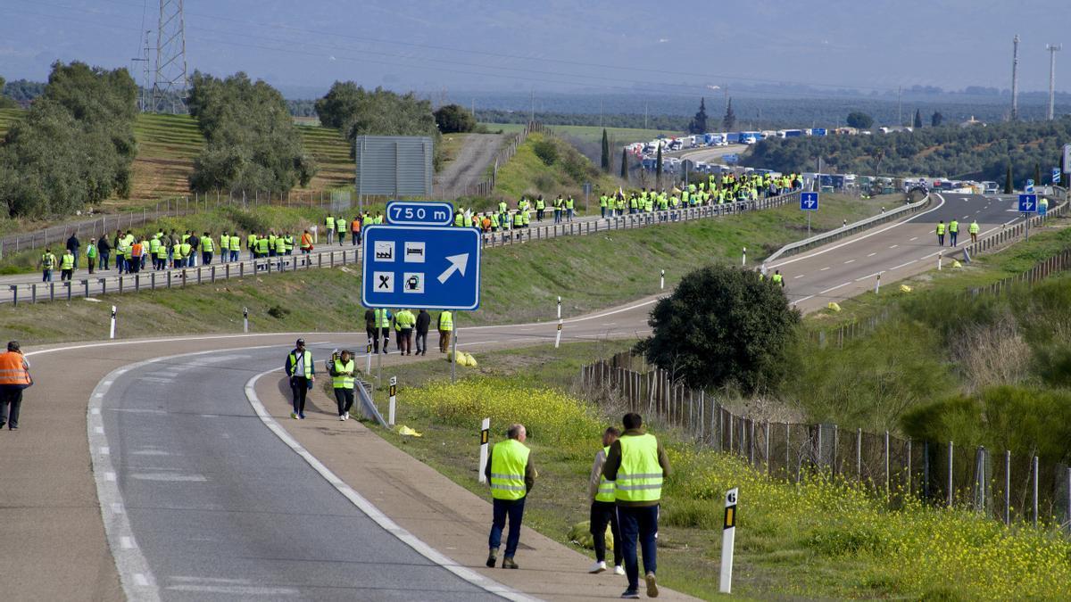 Las manifestaciones de los agricultores han dejado sin efectivos a la Guardia Civil para controlar la Vuelta a Andalucía.