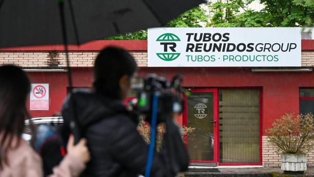 Medios apostados en el acceso a la fábrica de Tubos Reunidos en Amurrio, objeto de un registro de la UCO.