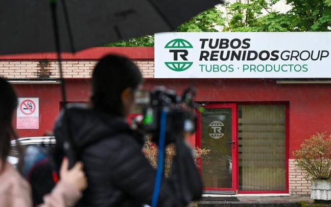 Medios apostados en el acceso a la fábrica de Tubos Reunidos en Amurrio, objeto de un registro de la UCO.